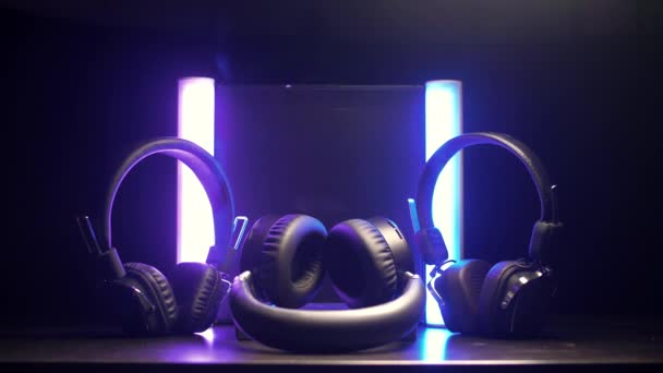 Composición Tres Auriculares Estudio Una Elegante Luz Neón Púrpura — Vídeo de stock
