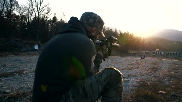 Специалист Спецназа Стреляет Полигоне Винтовки — стоковое видео