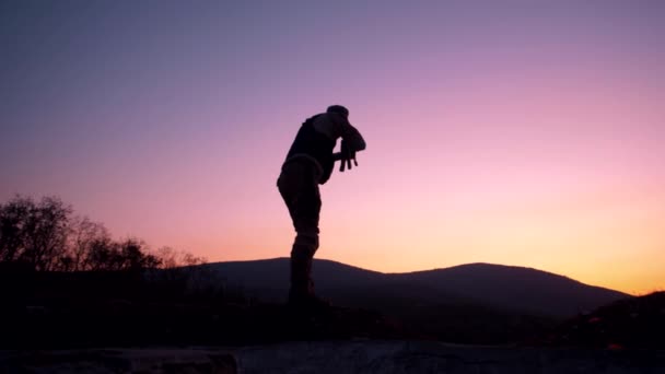 Rifle Schieten Tegen Een Mooie Roze Zonsondergang — Stockvideo