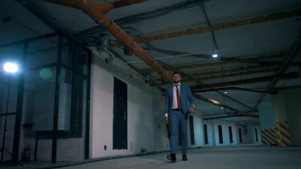 Vellykket Forretningsmann Klassisk Dress Går Gjennom Underjordisk Parkering – stockvideo