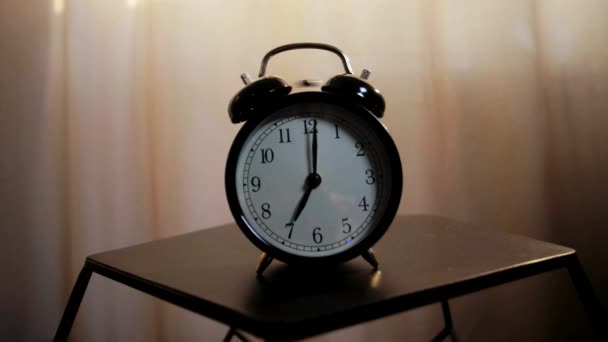 Relógio Alarme Mecânico Clássico Toca Manhã Cedo Acorda Para Trabalho — Vídeo de Stock