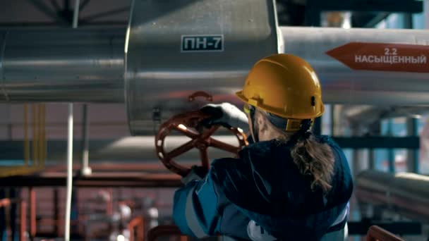Trabalhador Petróleo Gira Uma Válvula Tubo Enorme — Vídeo de Stock