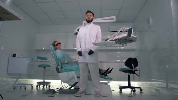 Hezký Zubař Připravuje Operaci Nasazuje Bezpečnostní Brýle — Stock video