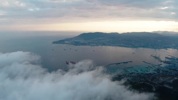 Endüstriyel Liman Şehrinin Deniz Koyunu Bulutların Arkasından Görünüyor Ateşi — Stok video