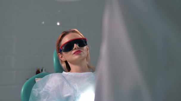 Hermosa Chica Gafas Oscuras Una Recepción Una Clínica Dental — Vídeos de Stock