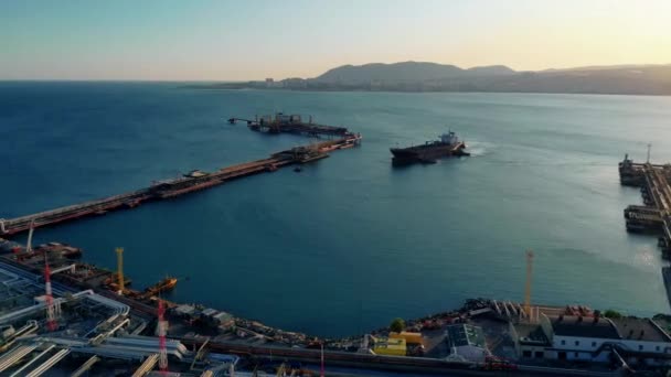 Bränslefartyget Ligger Förtöjt Vid Kaj För Att Lasta Olja Tidsfrister — Stockvideo