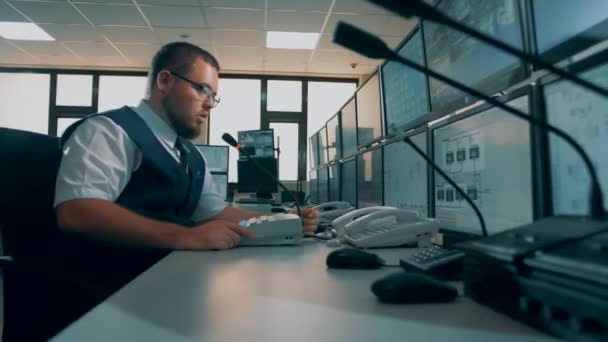 Professionele Dispatcher Zit Voor Schermen Rapporteert Informatie Speciale Communicatie — Stockvideo