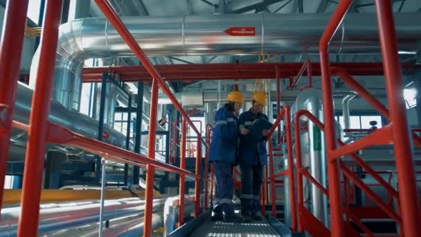 Lavoratori Delle Raffinerie Petrolio Monitorano Funzionamento Della Rete Tecnologica Degli — Video Stock