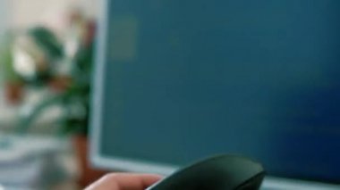 Ana yönetici ofiste çalışıyor ve sabit telefondan konuşuyor.