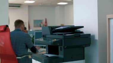 Kıdemli yönetici ofiste oturuyor ve önemli belgeleri basıyor.