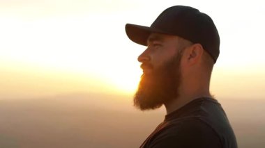 Sakallı, vahşi bir seyahat fotoğrafçısı profesyonel bir kamerayla çekim yapıyor. Yakın plan. 