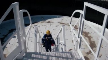 Dev bir petrol deposunun çatısında enerji endüstrisi var.
