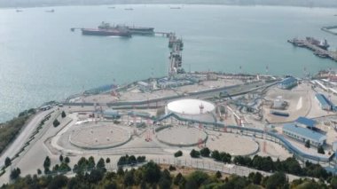Yakıt ikmali için limanın rıhtımlarına giden çok sayıda petrol boru hattına sahip bir tesis.