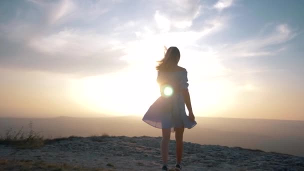 Ragazza Bellissimo Vestito Estivo Montagna Sul Bordo Della Scogliera Grande — Video Stock