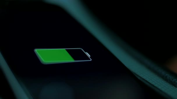 黒の背景にタッチスクリーンのバッテリーインジケータ — ストック動画