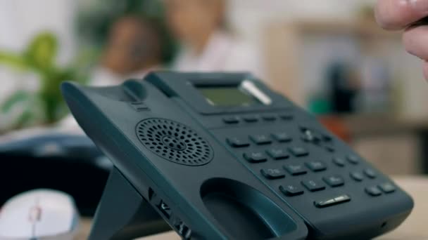 Працівник Офісу Використовує Стаціонарний Телефон Відповіді Вхідні Дзвінки Крупним Планом — стокове відео