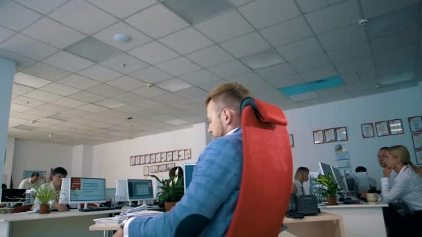 成功的办公室经理厌倦了工作 慢动作 — 图库视频影像