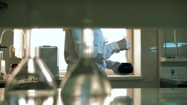 Medizinische Laborangestellte Trägt Reagenzglas Für Die Forschung — Stockvideo