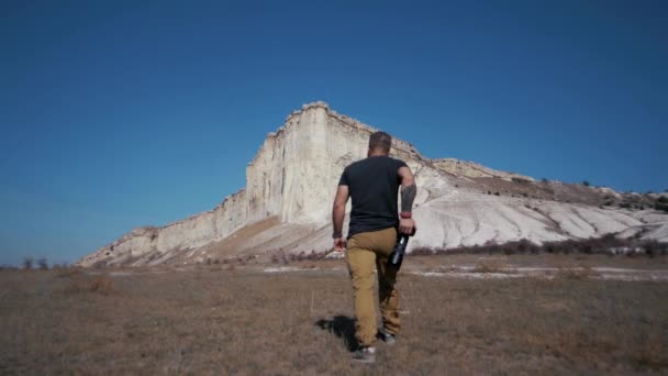 Reisfotograaf Gaat Foto Maken Van Een Grote Witte Rots — Stockvideo