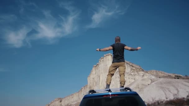 Reisende Steht Auf Dem Dach Seines Geländewagens Und Bewundert Die — Stockvideo