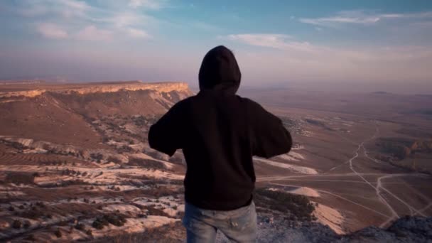사람들은 협곡을 여행하면서 아름다운 경치를 — 비디오