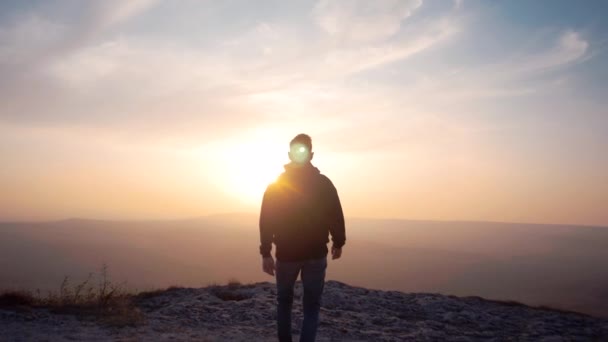 头戴头巾的人在峡谷里旅行时欣赏美丽的景色 日落时分 — 图库视频影像