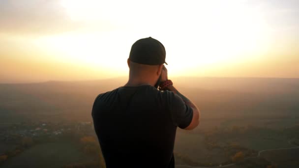 Fotógrafo Esportes Fica Topo Uma Montanha Olha Para Pôr Sol — Vídeo de Stock