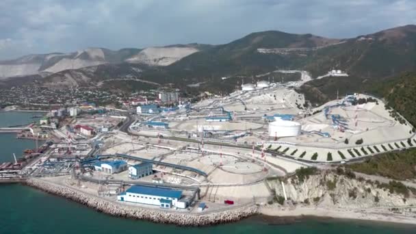 Grande Raffinerie Pétrole Sur Les Collines Côte Mer — Video