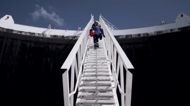 Arbeiter Einer Raffinerie Klettert Auf Riesige Leiter Aus Treibstoffspeicher — Stockvideo