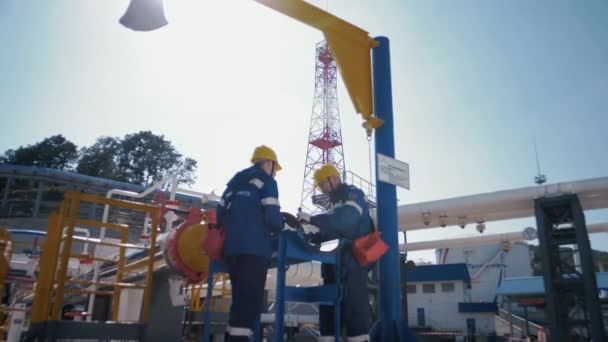 Oil Refinery Workers Servicing Oil Pipeline — Stock Video