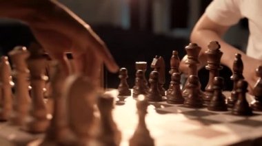 Satranç oyununun başlangıcı. Satranç tahtası yakın plan. Sinematik ışık