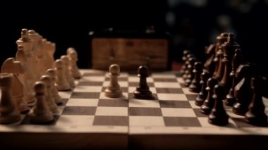 Oyun sırasında satranç tahtasının zaman çizelgesi. Yakın plan. Sinematik