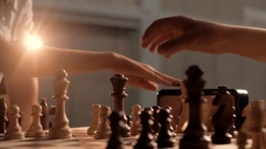 Satranç şampiyonasındaki çocuklar aktif olarak bir oyun oynuyorlar. Bir oyun sırasında satranç tahtasını kapat