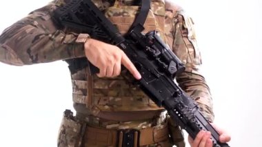 Özel Kuvvetler gözcüleri, çok yönlü bir taktik giyip kurşun geçirmez yelek ve elinde bir tüfekle 180 derece dönüyor. Beyaz arkaplan
