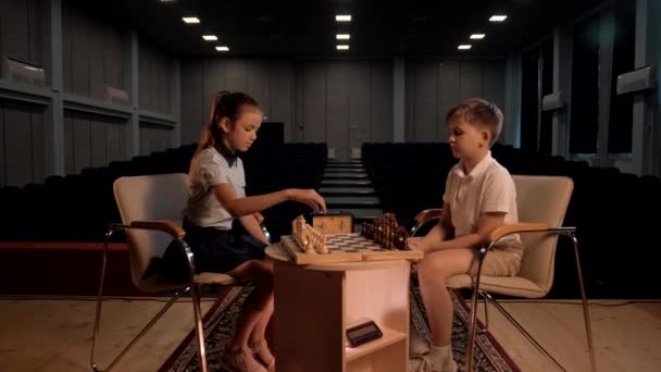 Děti Školního Věku Sedí Stolu Hrají Šachy Kinematografie — Stock video