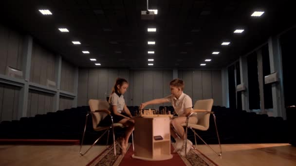 Die Kinder Setzten Sich Hin Der Schule Schach Spielen — Stockvideo