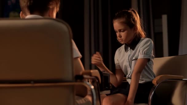 Ένα Κοριτσάκι Κερδίζει Στο Σκάκι Εναντίον Ενός Νεαρού Αγοριού Κινηματογραφική — Αρχείο Βίντεο