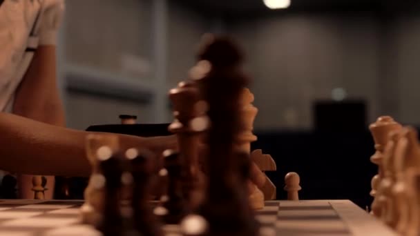 Aktivní Hra Dřevěnými Figurkami Šachovnici Detailní Záběr Makro — Stock video
