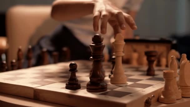 Junges Mädchen Spielt Schach Der Schachzug Der Königin Schachmatt Vermeiden — Stockvideo