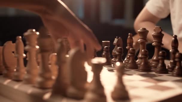 Πρώτη Κίνηση Ενός Πιονιού Στο Σκάκι Σκακιέρα Κοντινό Πλάνο Κινηματογραφική — Αρχείο Βίντεο
