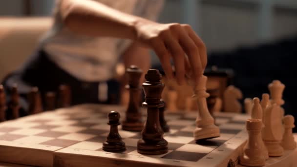 Молода Дівчина Довго Вагається Під Час Гри Шахи Чемпіонаті Світу — стокове відео
