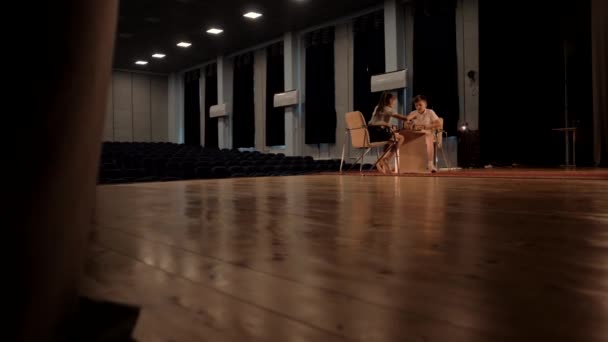 Kinder Spielen Schach Einem Großen Konzertsaal Mit Holzböden — Stockvideo