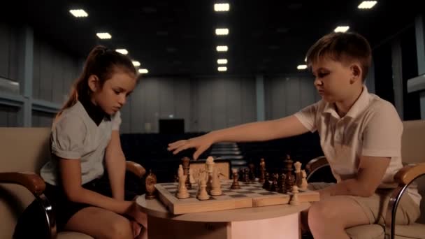 学龄儿童之间的国际象棋比赛 — 图库视频影像