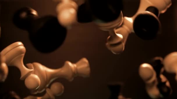 木头做的国际象棋碎片飞起来 挂在空中 超级慢动作 — 图库视频影像