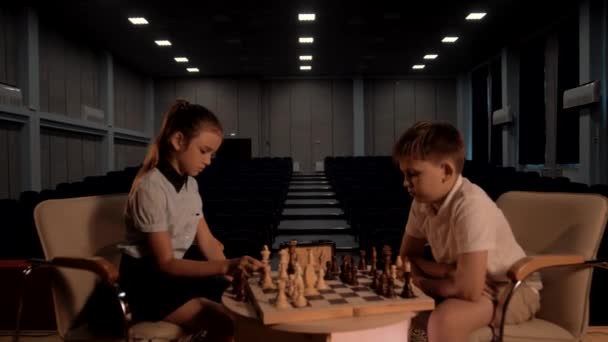 Genç Bir Kız Bir Çocuk Satranç Yarışmasında Akranını Mat Etmeye — Stok video