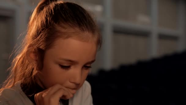 Красивая Девочка Подросток Играет Шахматы Портретный План Крупный План — стоковое видео