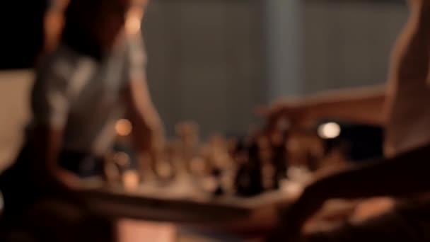 Die Leute Spielen Schach Einem Dunklen Raum Mit Warmem Licht — Stockvideo