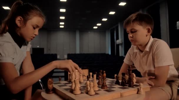Ένα Νεαρό Όμορφο Κορίτσι Σχολική Ηλικία Κερδίζει Στο Σκάκι Τον — Αρχείο Βίντεο