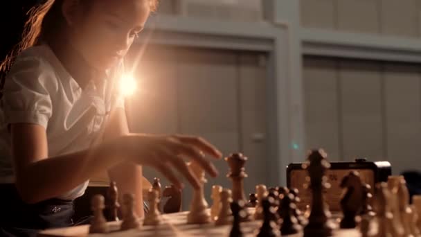 사랑스럽고 귀여운 여학생 챔피언 친구와 체스를 있습니다 — 비디오