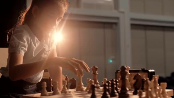 Мальчик Девочка Играют Шахматы Маленьким Столом Красивой Комнате — стоковое видео